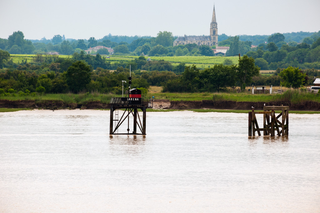 Vue depuis l'estuaire du marégraphe placé au sud du port de Lamena et de l'église.