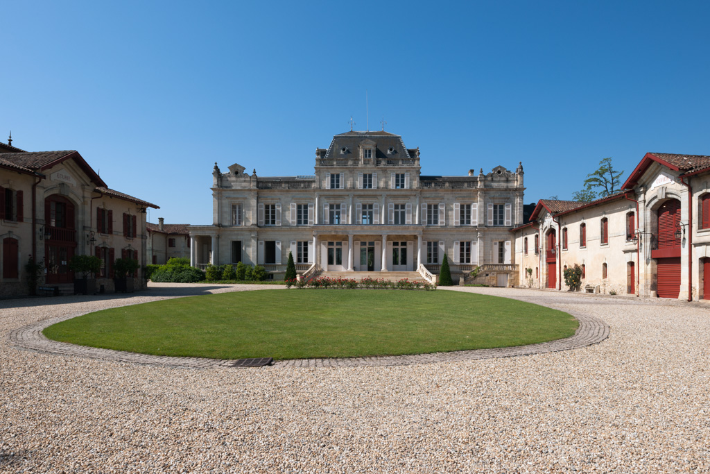 Vue d'ensemble de la cour.