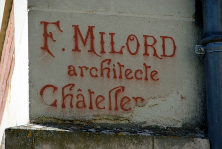 Angle nord-est, signature F. Milord, architecte, Châtellerault.