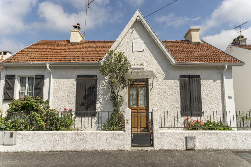 Vue d'ensemble de l'habitation.