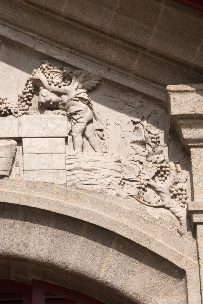 Cuvier, façade sur cour : détail du fronton sculpté.