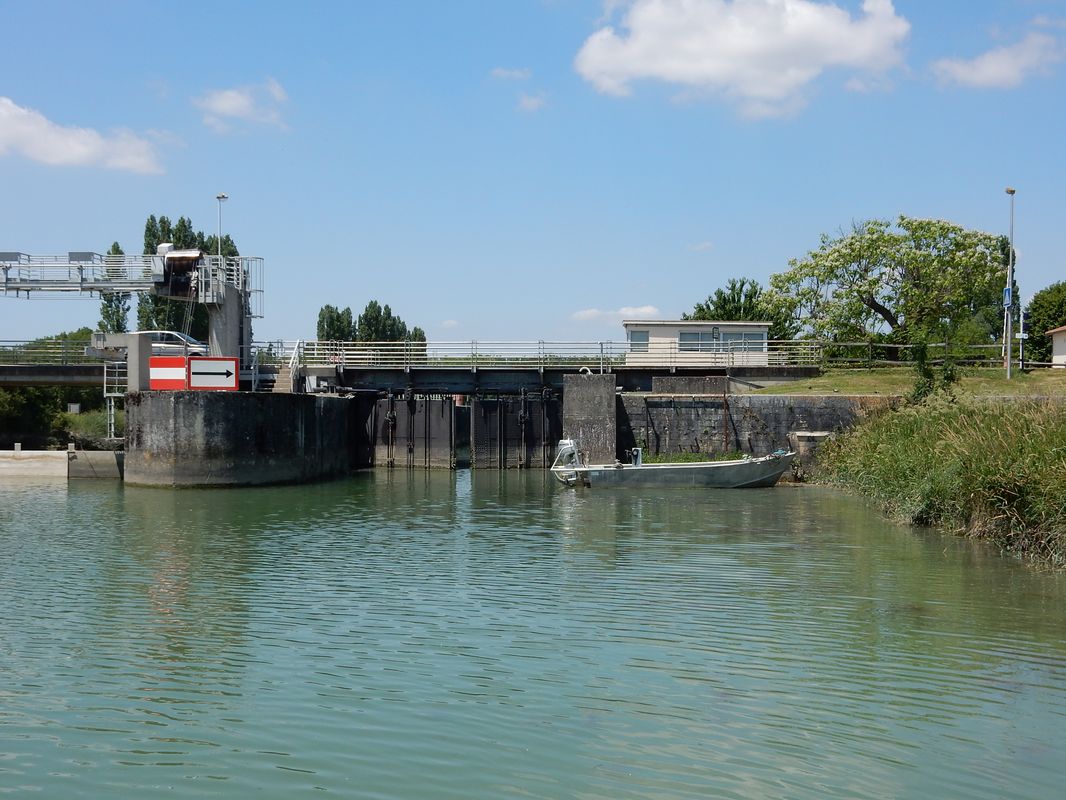 L'entrée du sas de l'écluse et la travée mobile du pont, côté amont.