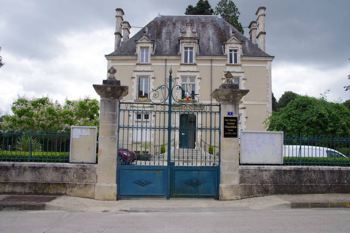 Vue d'ensemble de la villa côté ouest, portail fermé.