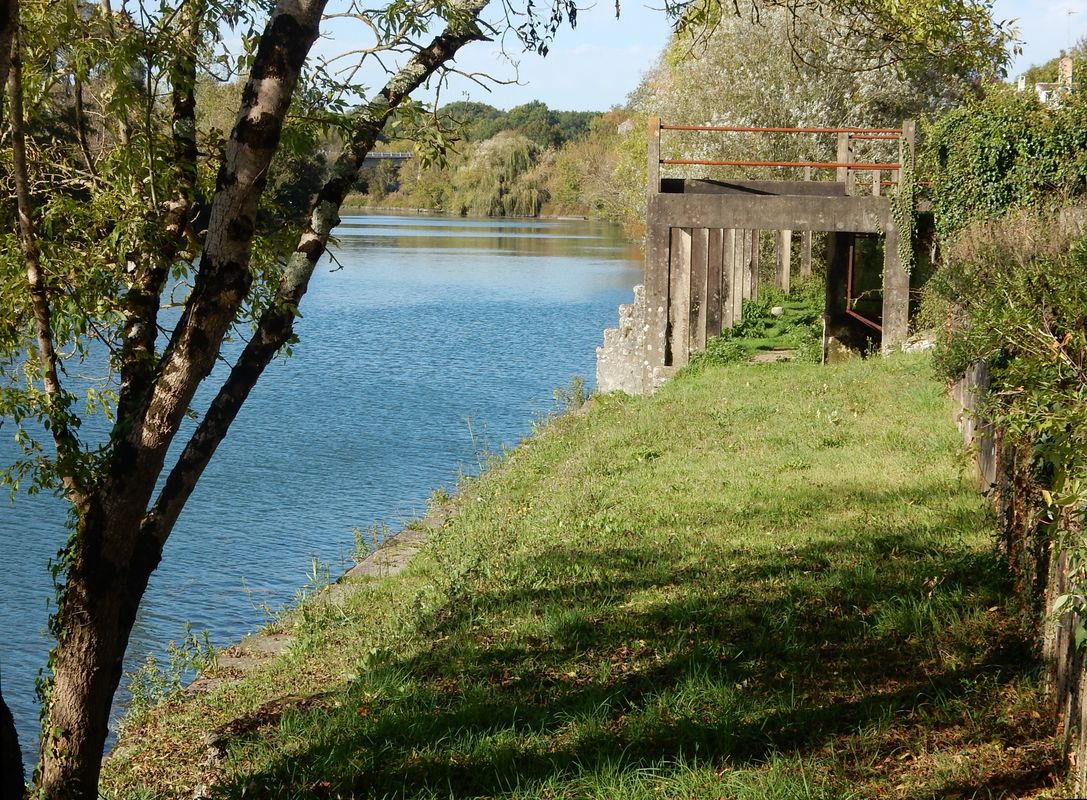 Le port et le ponton en béton des années 1940.