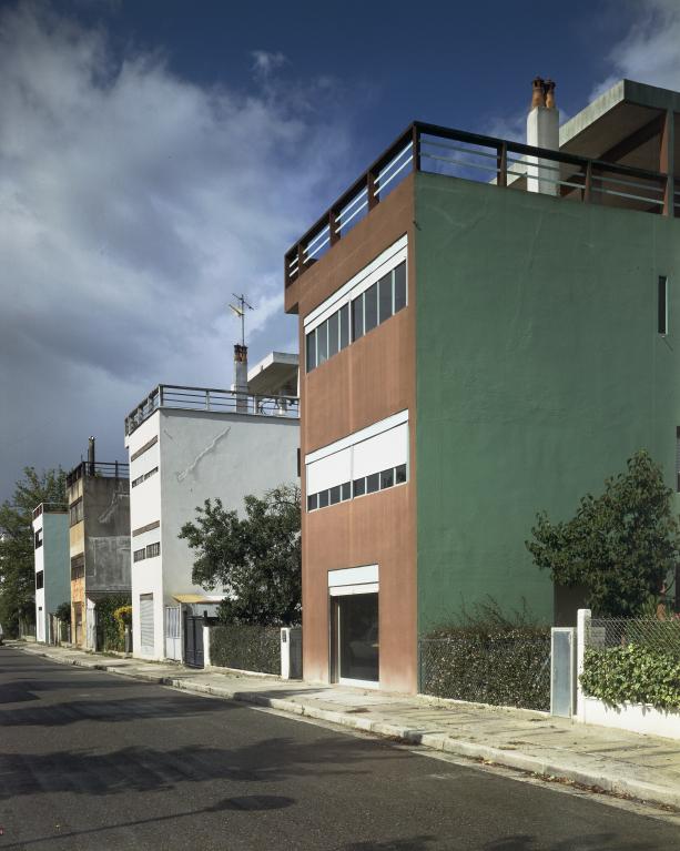 Alignement de maisons type gratte-ciel (cellule de base surélevée d'un niveau et terminée par une terrasse) : ensemble.