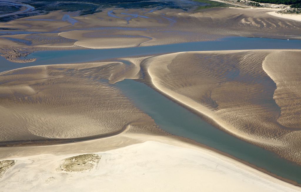 Vue aérienne : bancs de sable dans la baie de Bonne Anse.