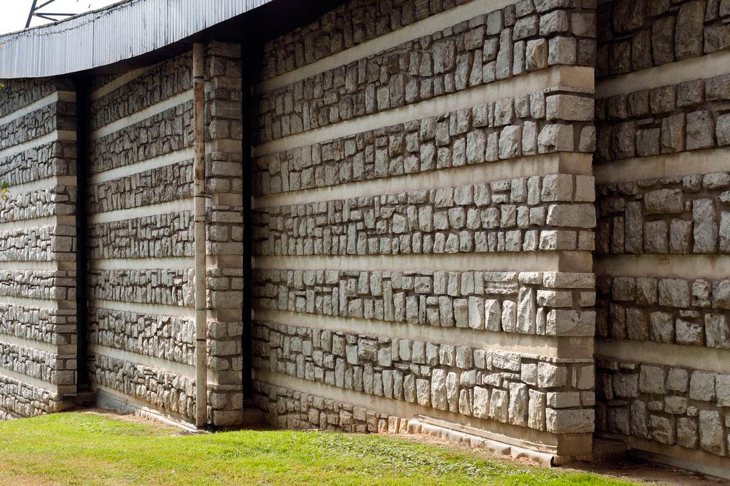 Pans de mur séparés par de minces vitraux verticaux