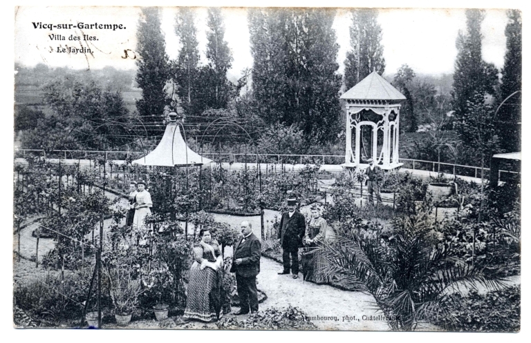 es époux Guyard (au premier plan) dans le jardin de la Villa des Îles, avec le kiosque (à droite). Carte postale de Charles Arambourou, réalisée entre 1907 et 1912. Collection particulière. Collecte par l'association VGCA.