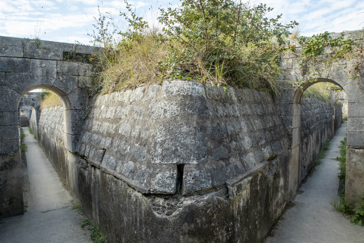 Chemin de crête à l'angle du bastion est.