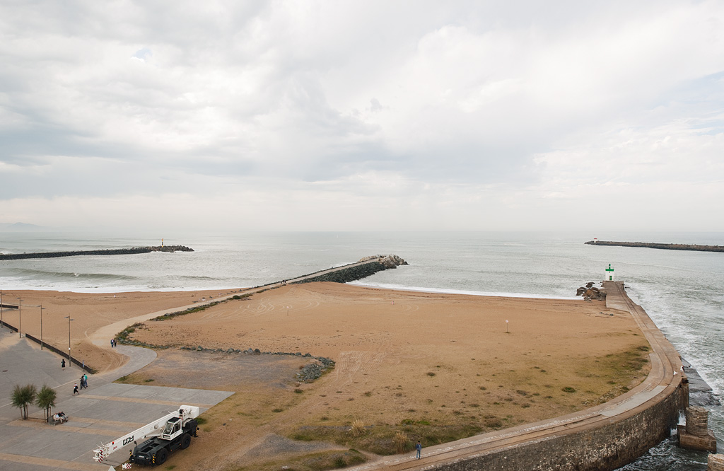 Embouchure de l'Adour, depuis la rive gauche (Anglet) : la digue sud et la digue intérieure (Anglet), à droite la digue nord (Tarnos).