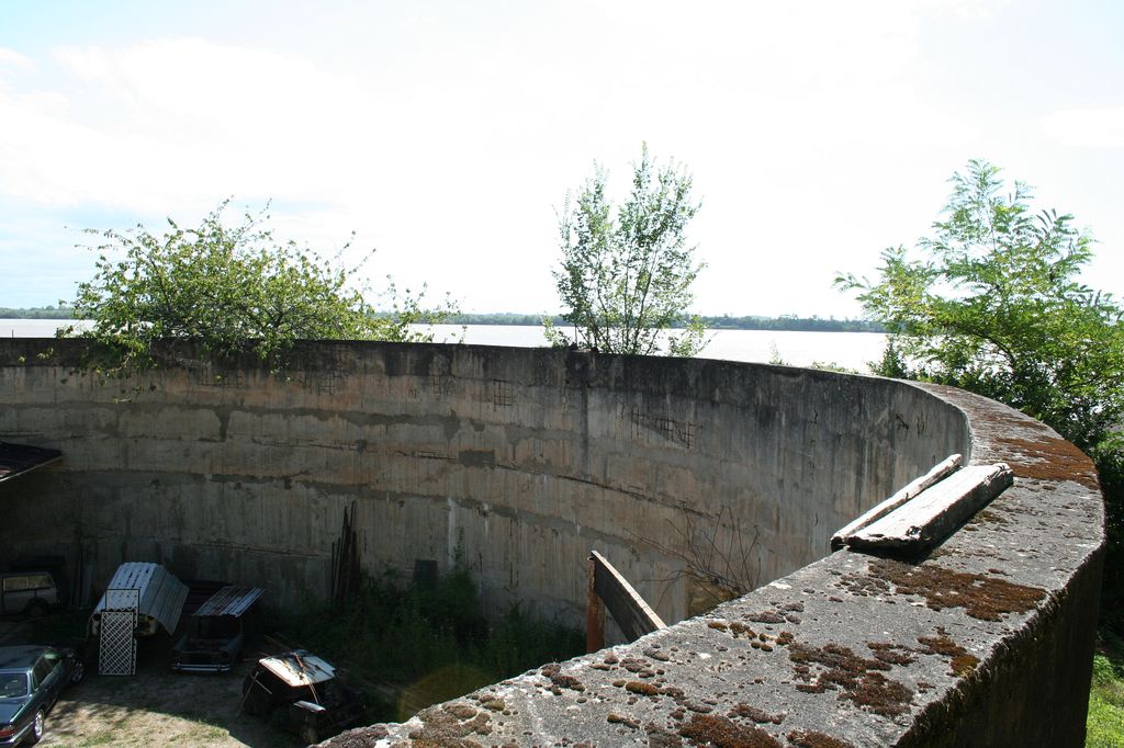 Chemise en béton hennebique : mur ouest vu depuis la partie supérieure de la porte d'entrée, au nord-ouest.