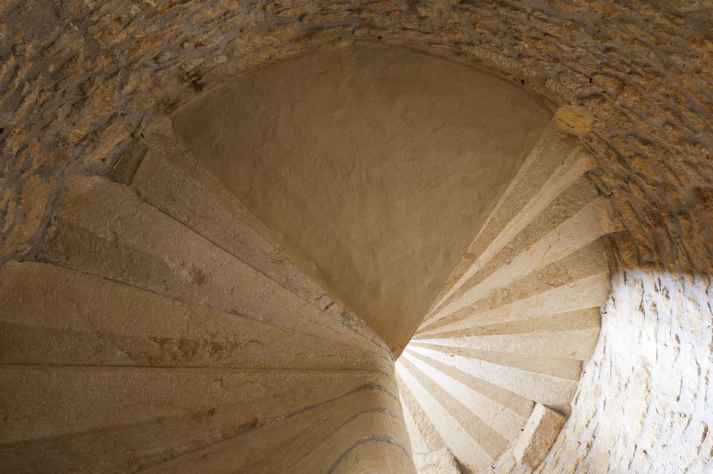 Tour carrée, escalier en vis.