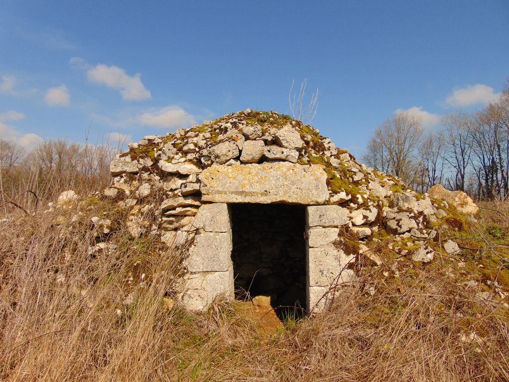 Loge à la Boidichonne. Cette loge possède un muret qui protège son entrée du vent.