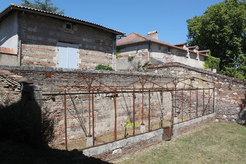 Partie ouest : serre sur la terrasse en contrebas de la cour des dépendances.