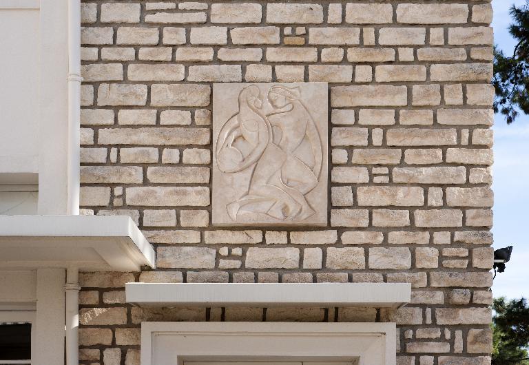 Bas relief de dessus de porte de l'aile des classes et internat depuis la cour.