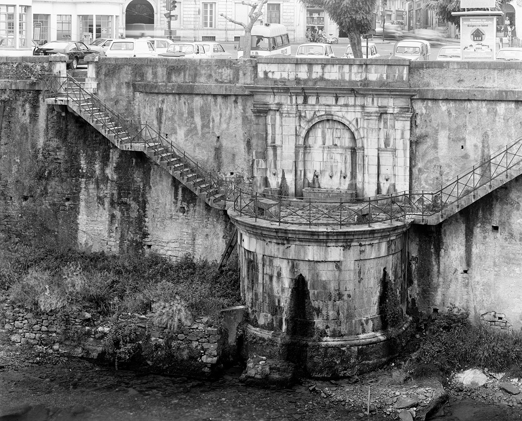 Vue d'ensemble des escaliers et de la fontaine.