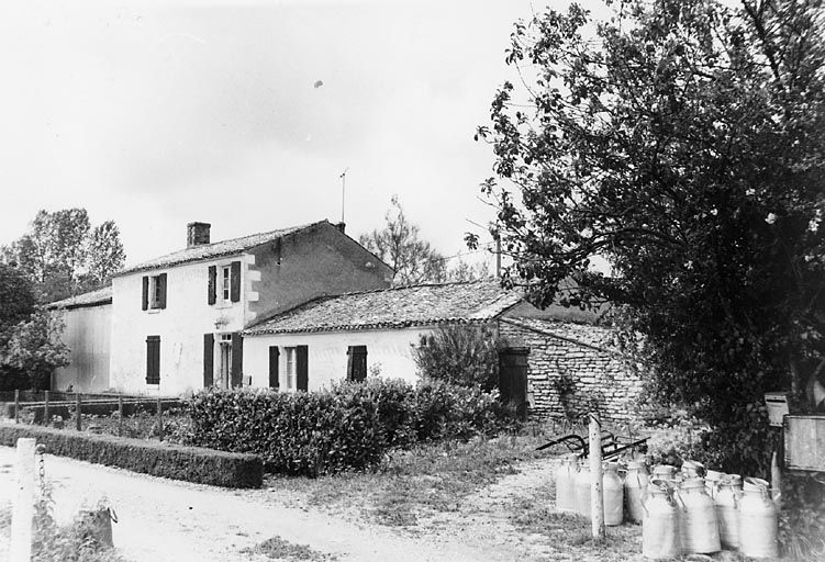 L'ancienne ferme vue depuis le sud-est en 1979.