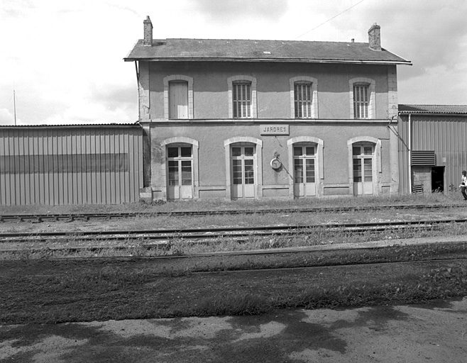 Gare de Jardres, côté voies, en 1999.