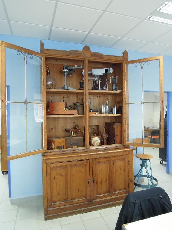 Instruments scientifiques anciens dans une armoire du bloc des sciences