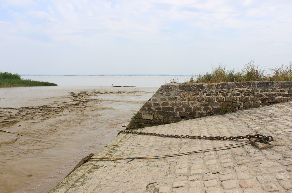 Extrémité de la cale inclinée et du quai.