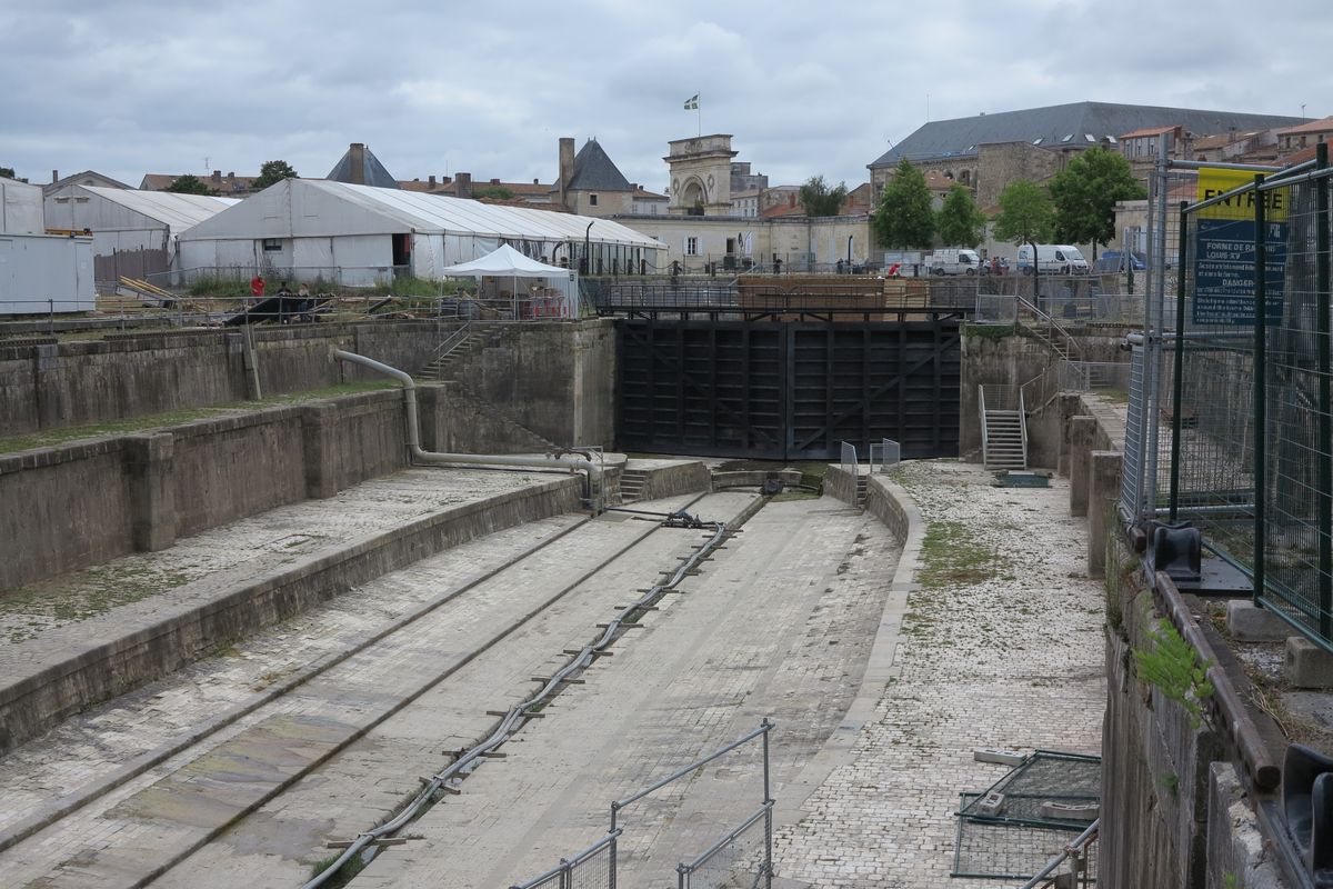 Vue prise du nord-est : premier bassin et porte du second en arrière plan.