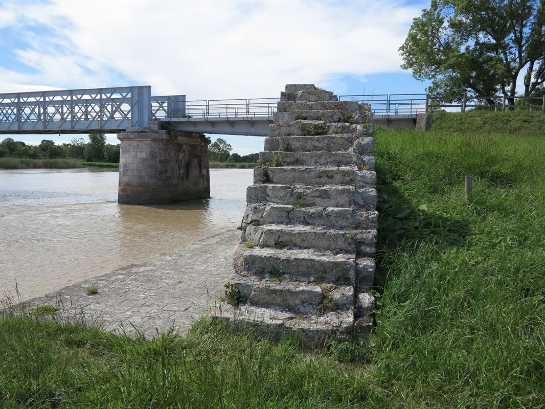 L'escalier d'accès au pont depuis le quai, rive droite, à marée basse.