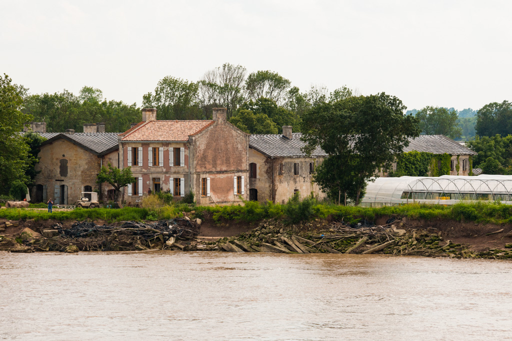 Vue de la maison du maître du chai et des bâtiments d'exploitation depuis l'estuaire au nord-est.