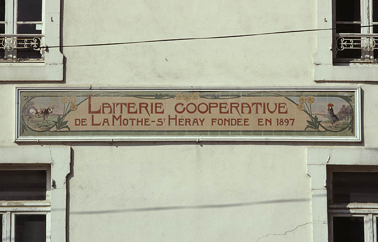 Décor de céramique de Gien sur la façade antérieure de l'ancienne beurrerie.