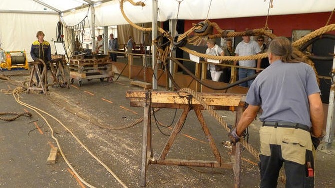 Opération d'allongement d'un cordage.