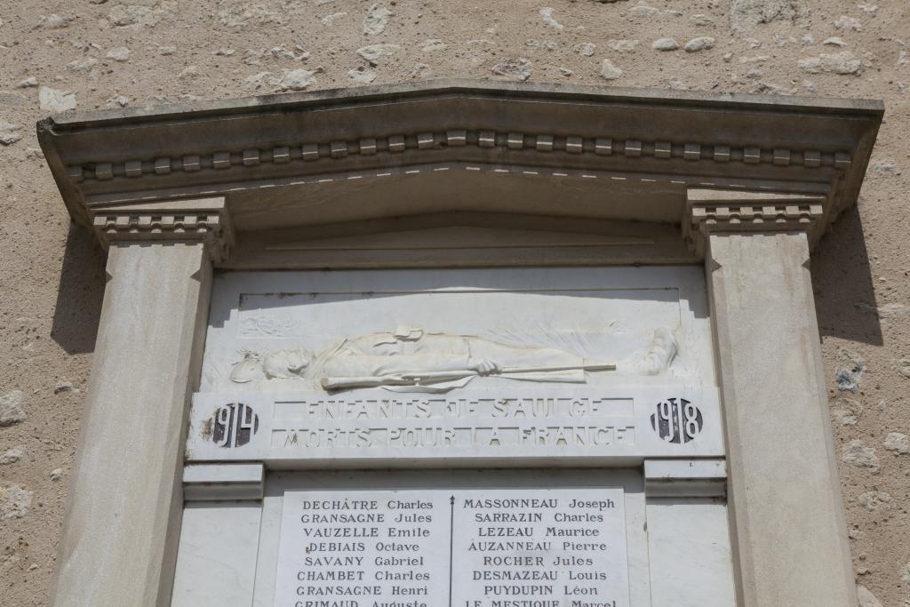 Soldat sculpté en bas-relief.