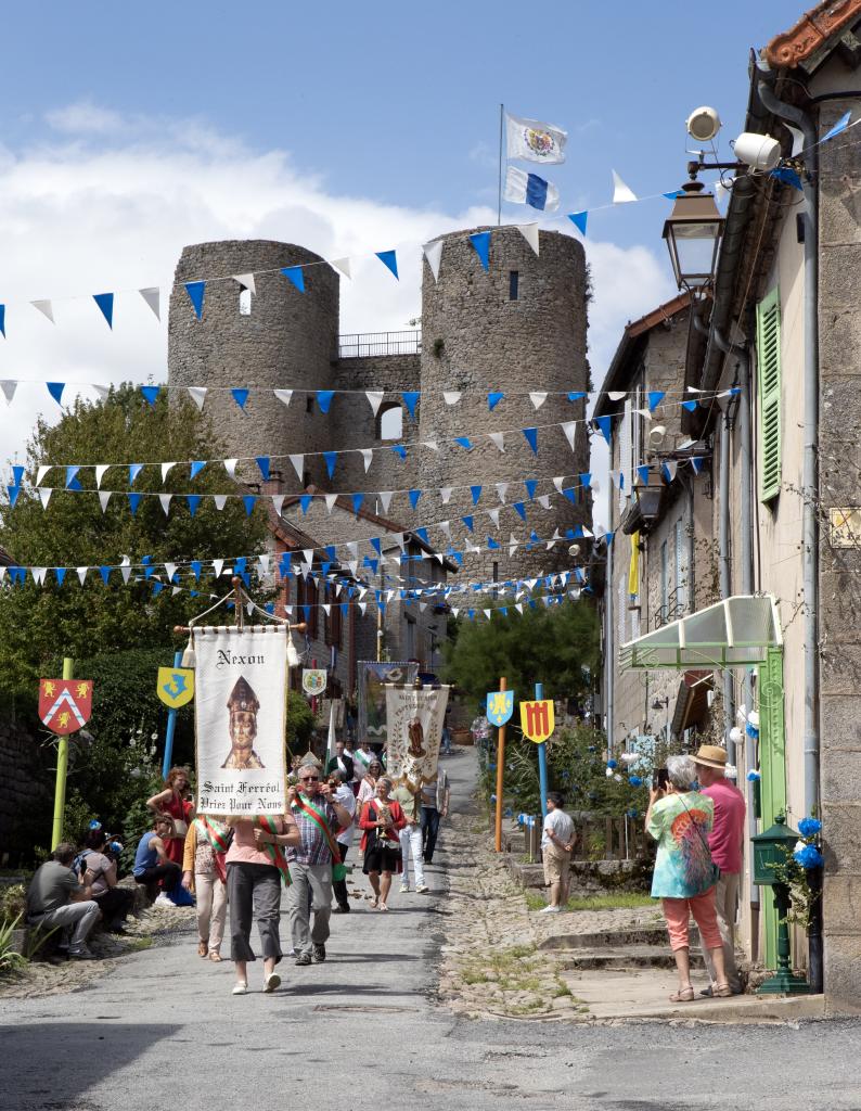 Procession dans les rues du village