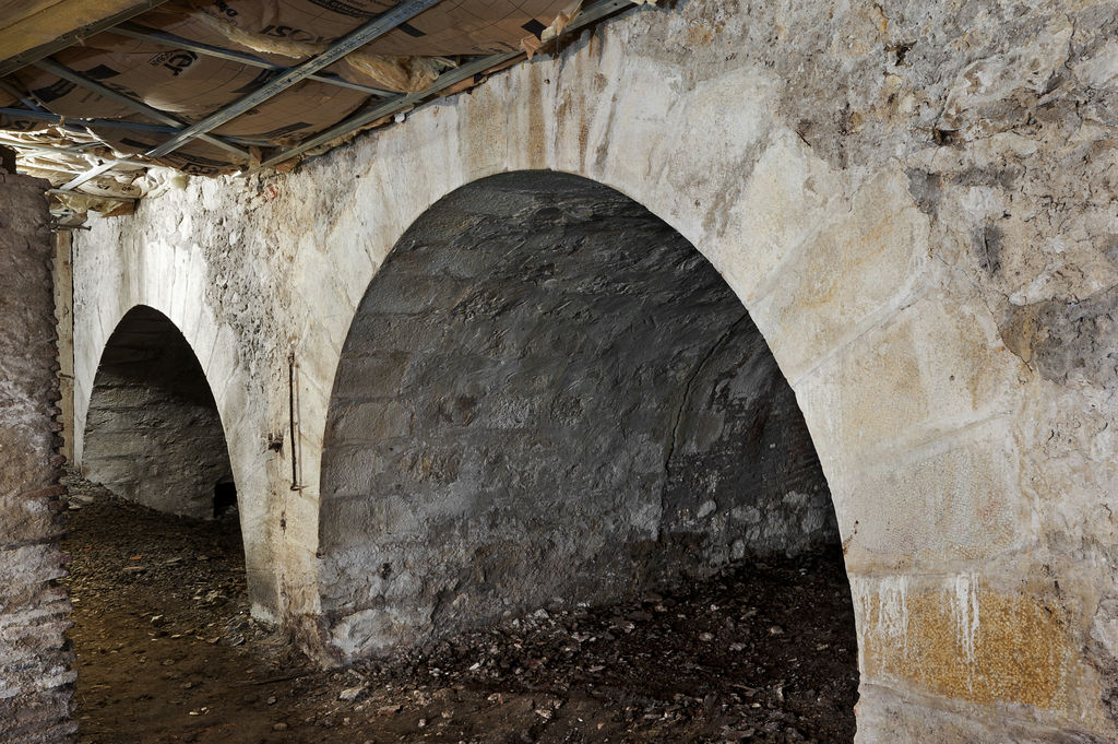 Vue du pont dit Pont de Pontix depuis la cave du 19 rue de Pontix.