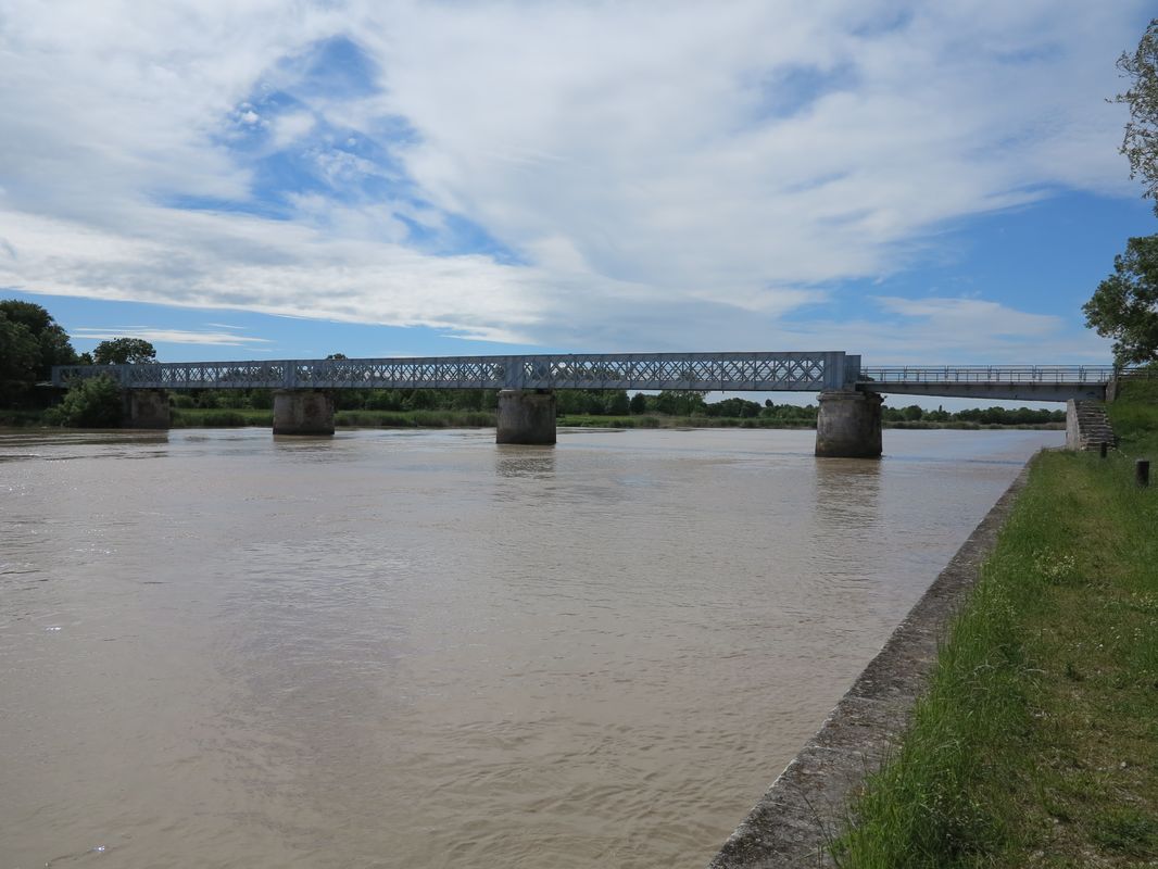 Vue générale prise de la rive droite, en amont du pont.