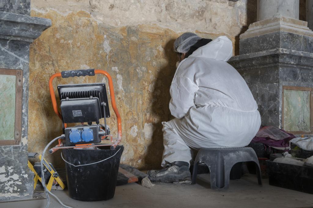 Restauration des peintures dans le chœur.