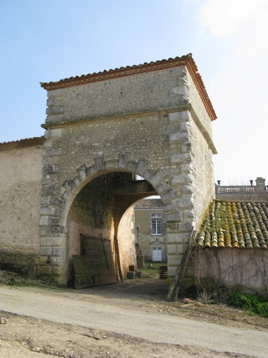 Le pigeonnier porche vu depuis le nord.