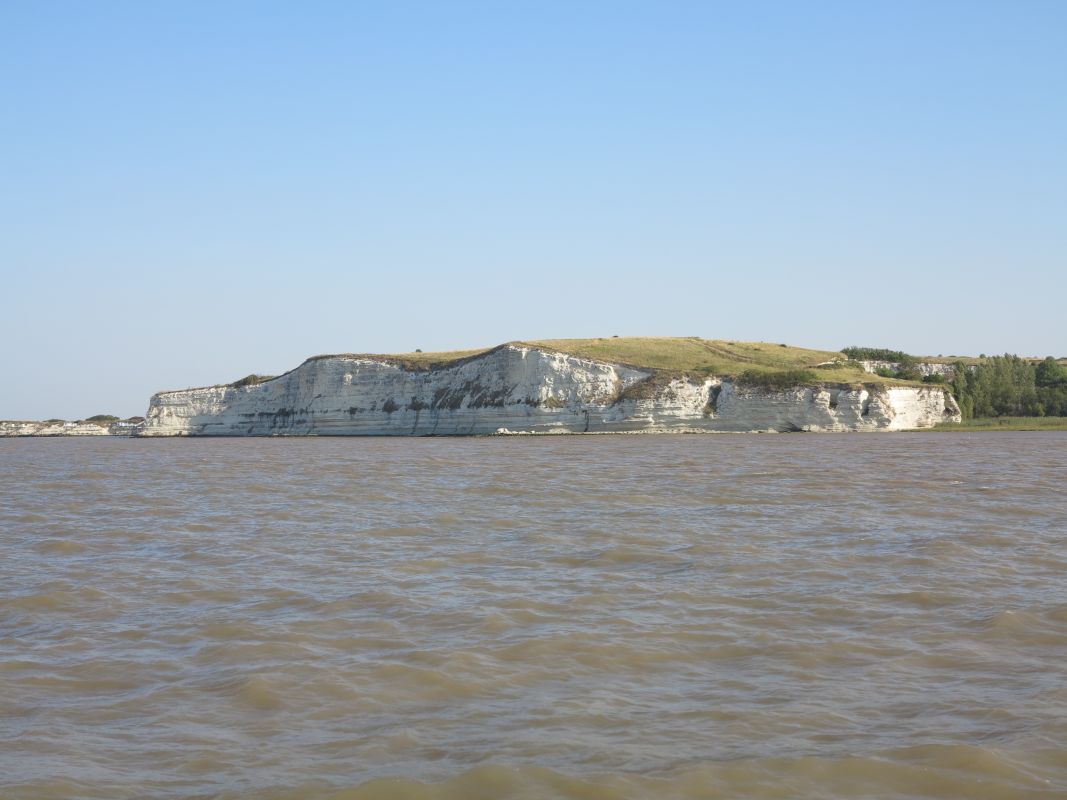 Les falaises du Pilou vues depuis l'estuaire.