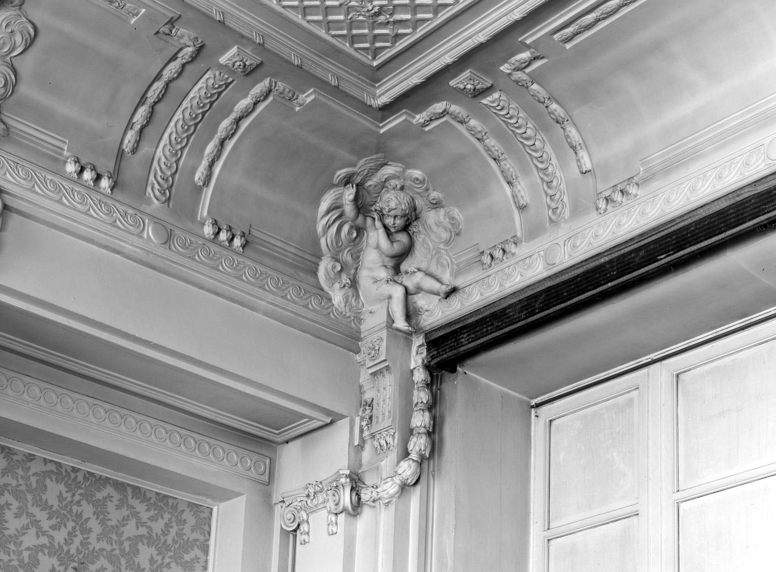 Partie gauche du hall, détail de la décoration de l'angle droit (Putti).