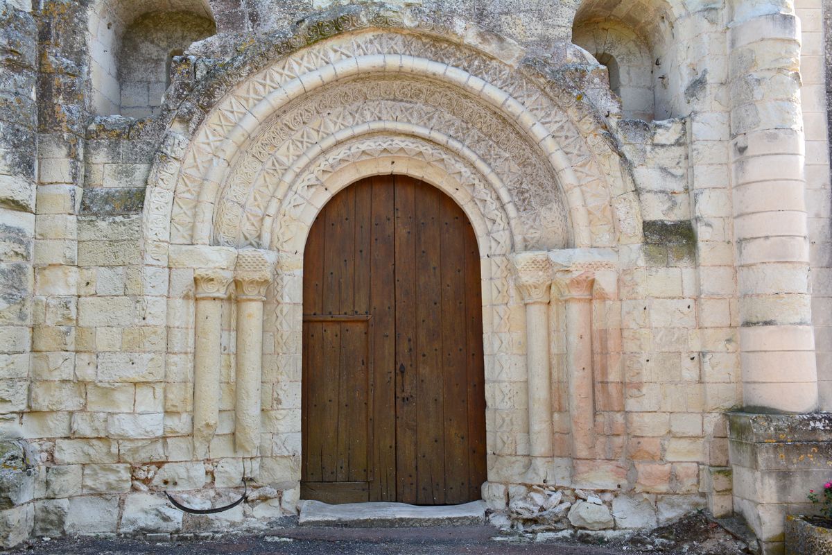 Portail roman de l'église.