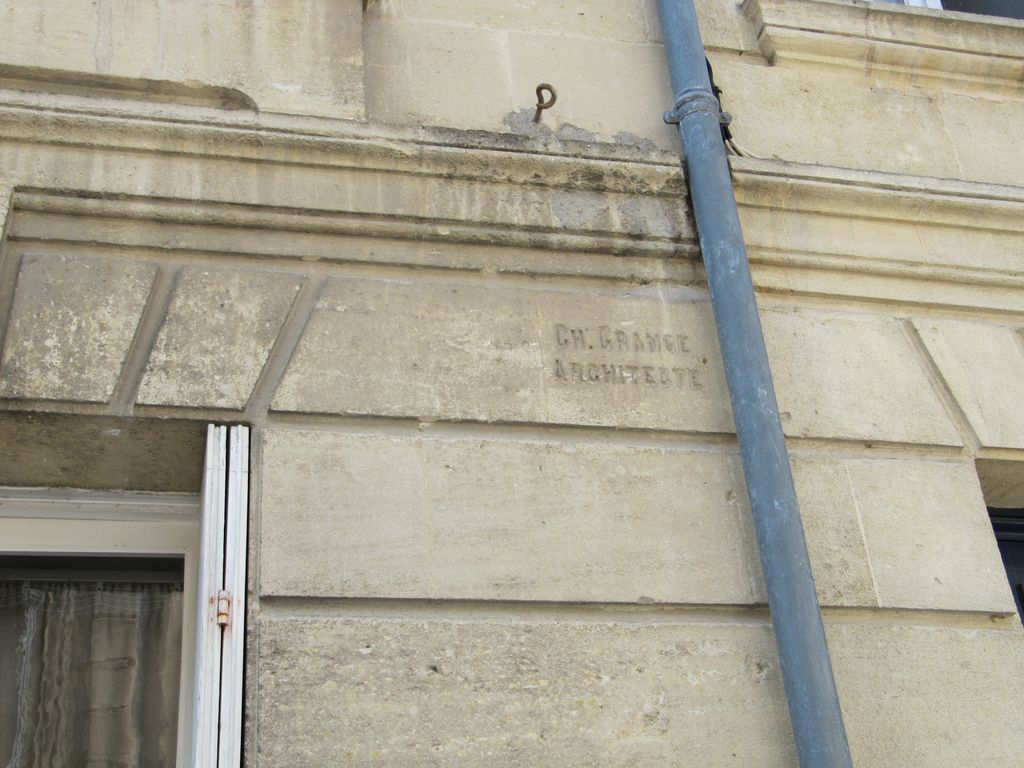 Façade sur rue : détail de la signature de l'architecte.