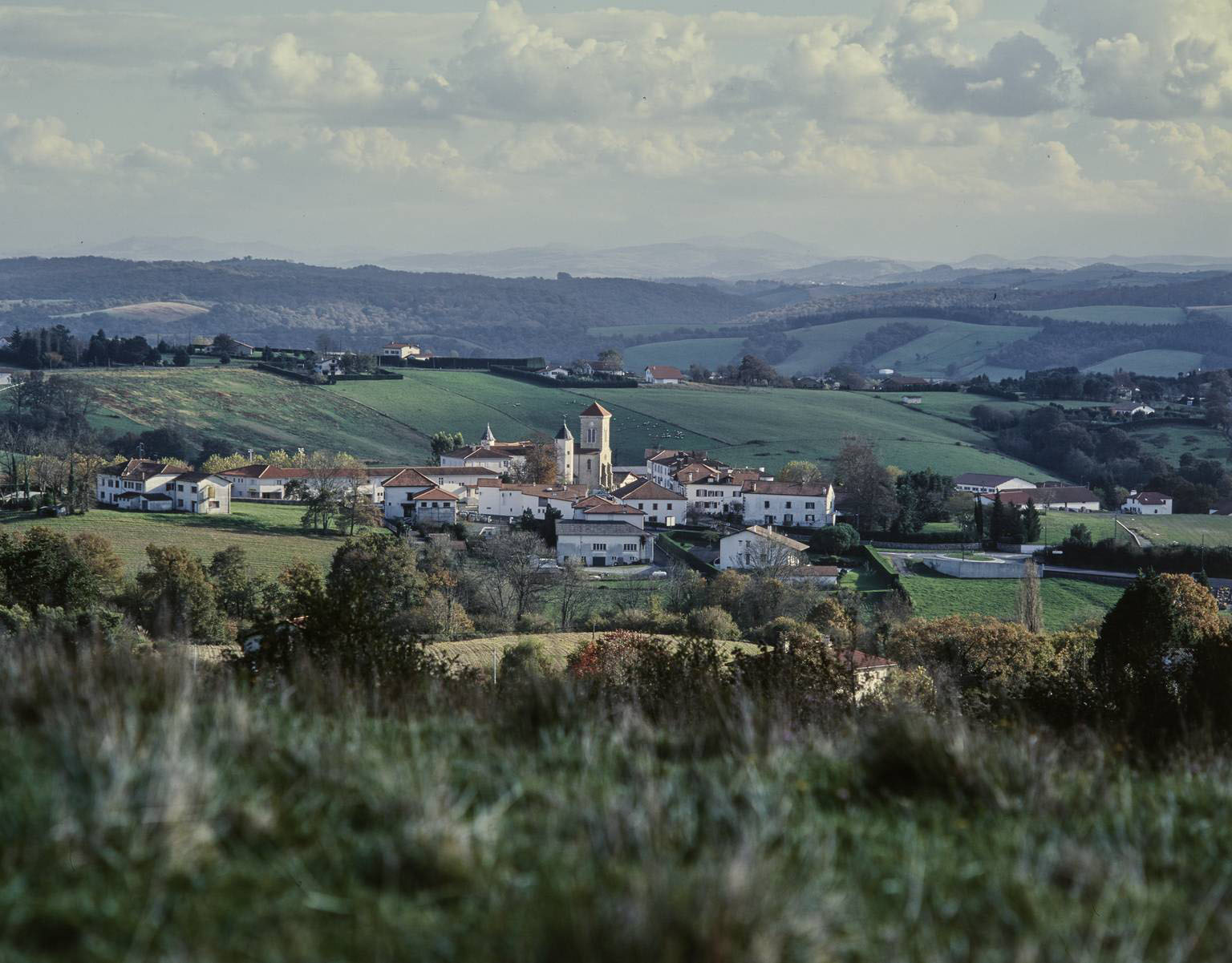 Vue d'ensemble du village depuis la butte de Miremont.