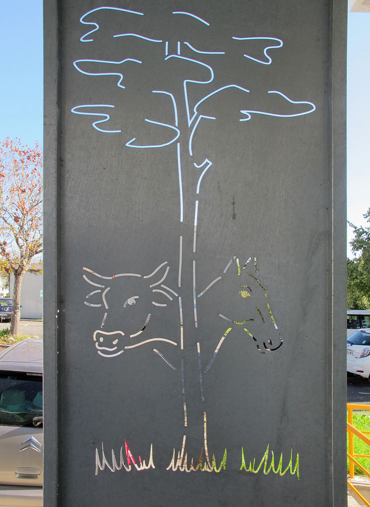 Réfectoire du lycée. Panneau décoratif en métal découpé.