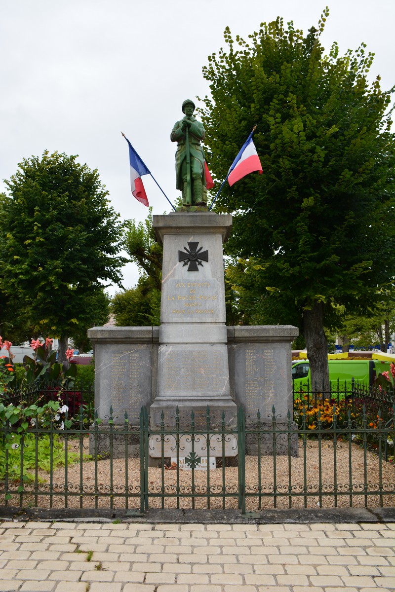 Le monument aux morts vu de face.