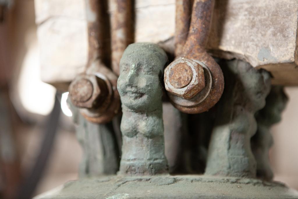 Les anses qui relient la cloche au joug sont quant à elles sculptées, ce qui est exceptionnel. Elles sont ornées de bustes de femmes aux visages souriants : simple fantaisie du fondeur ou message qui nous échappe aujourd'hui ?