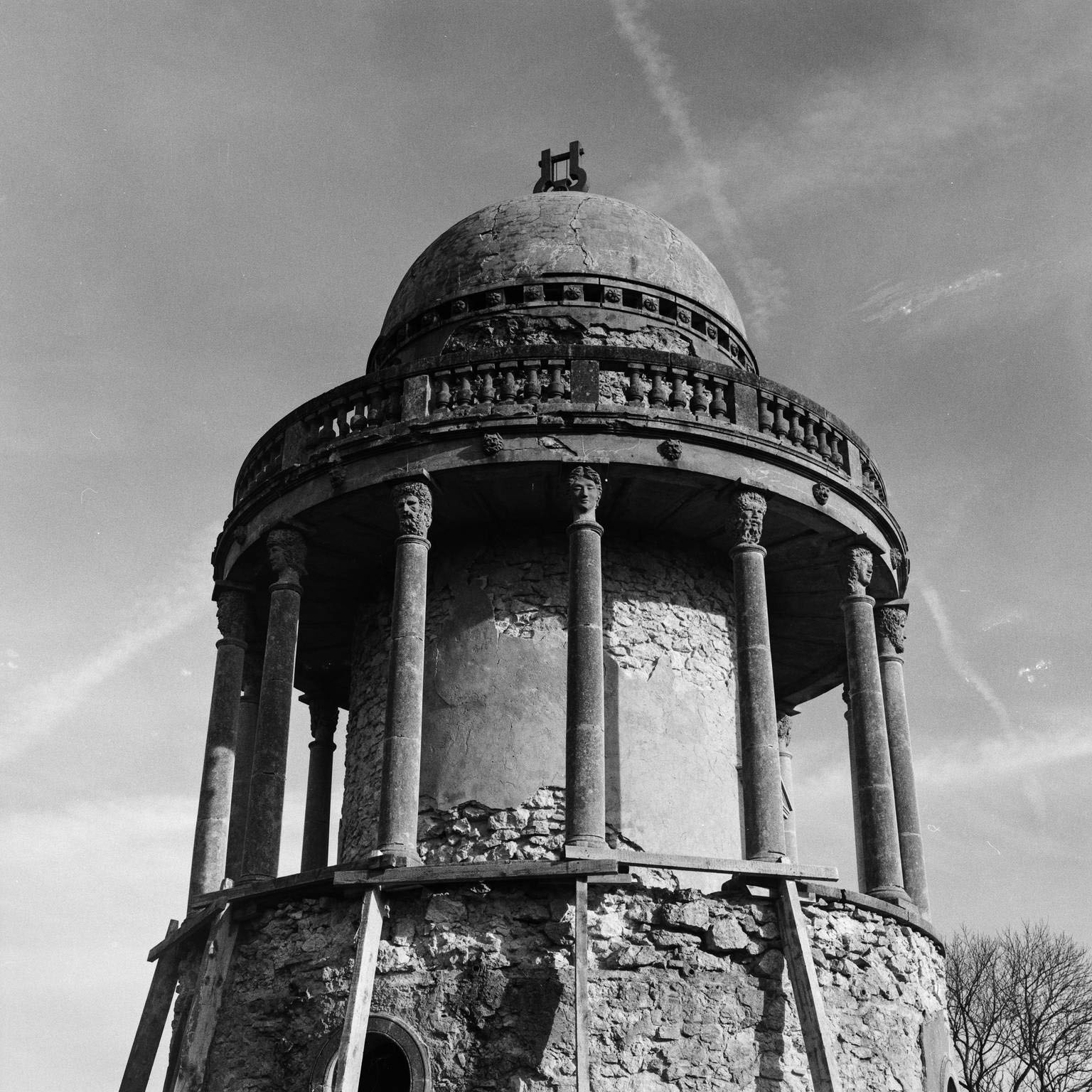 Colonnade et chapiteaux.