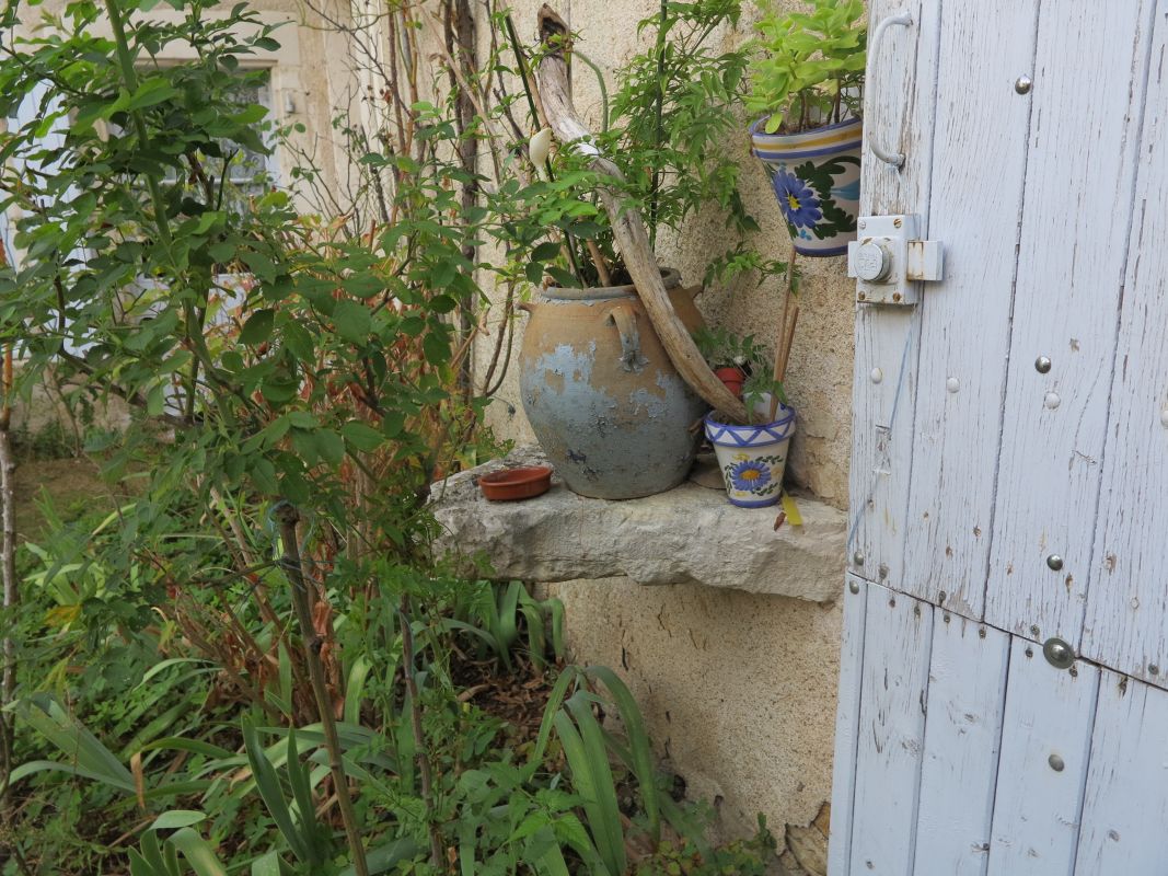 Pierre d'évier très débordante dans une maison du bourg.