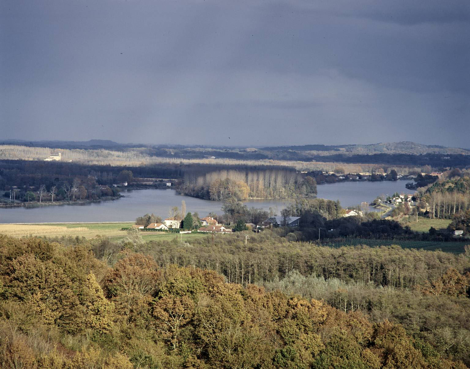 L'Adour et le village d'Urt depuis les hauteurs.