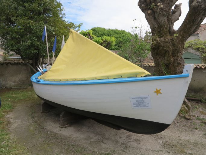 Le bateau, vue d'ensemble depuis la proue.