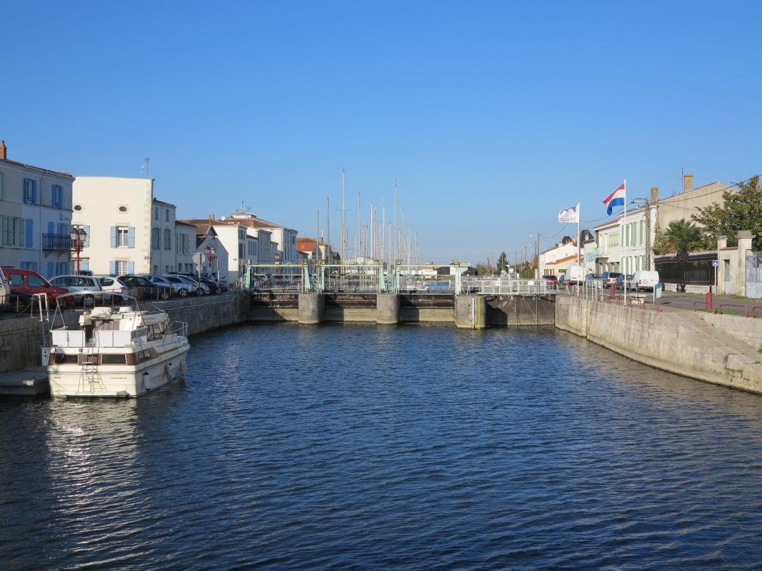 Le barrage éclusé du Carreau d'Or vu depuis l'est, en amont.