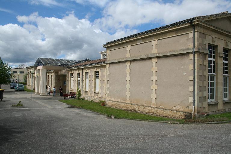 Vue de l'entrée et du bâtiment 