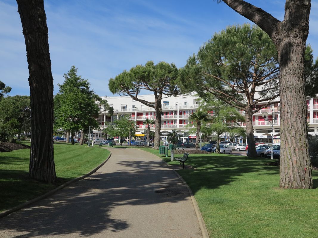 Le parc où se trouvait le square Botton puis le casino, devant les immeubles du Front de Mer.